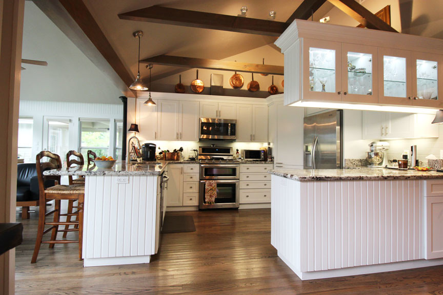 Idéer för att renovera ett mellanstort funkis kök, med skåp i shakerstil, vita skåp, granitbänkskiva, rostfria vitvaror, mörkt trägolv och en halv köksö