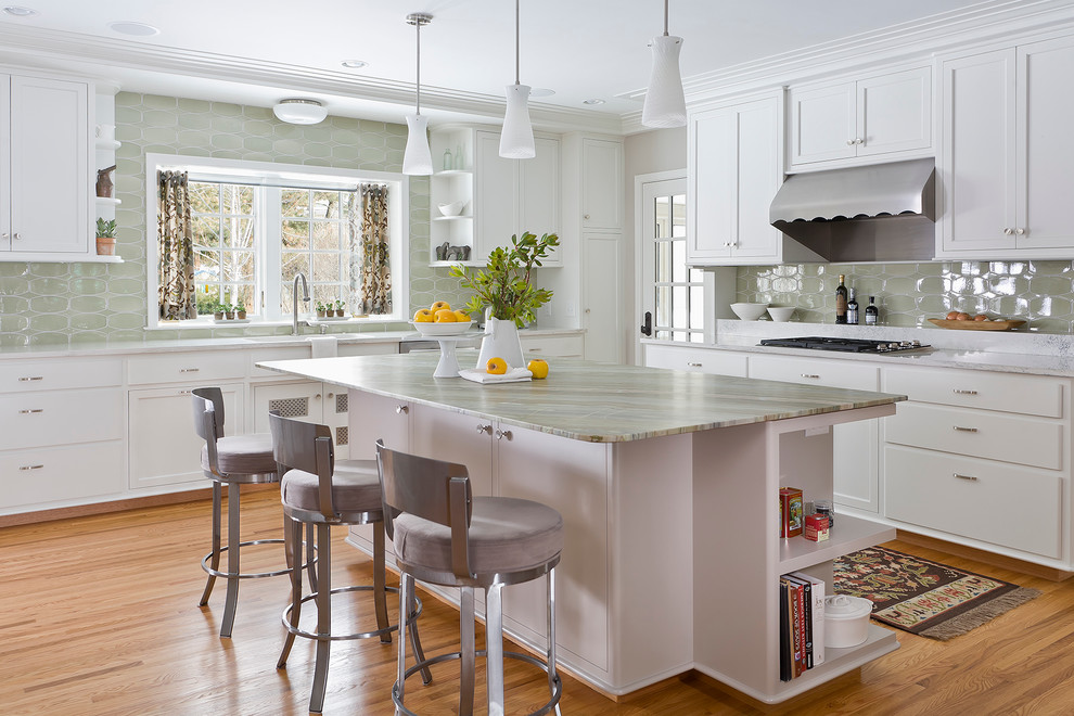 Klassische Küche in L-Form mit Schrankfronten mit vertiefter Füllung, weißen Schränken und hellem Holzboden in Minneapolis