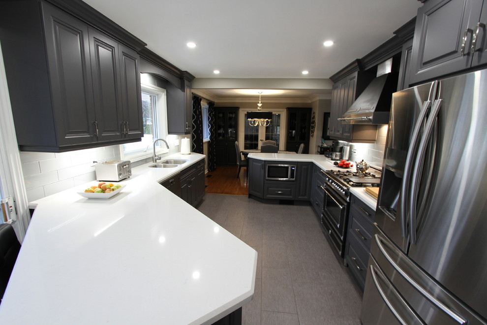 Zweizeilige, Mittelgroße Moderne Wohnküche mit Unterbauwaschbecken, profilierten Schrankfronten, grauen Schränken, Quarzwerkstein-Arbeitsplatte, Küchenrückwand in Grau, Glasrückwand, Küchengeräten aus Edelstahl, Linoleum und Halbinsel in Toronto