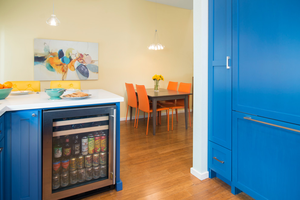 На фото: п-образная кухня в стиле неоклассика (современная классика) с фасадами в стиле шейкер и синими фасадами с