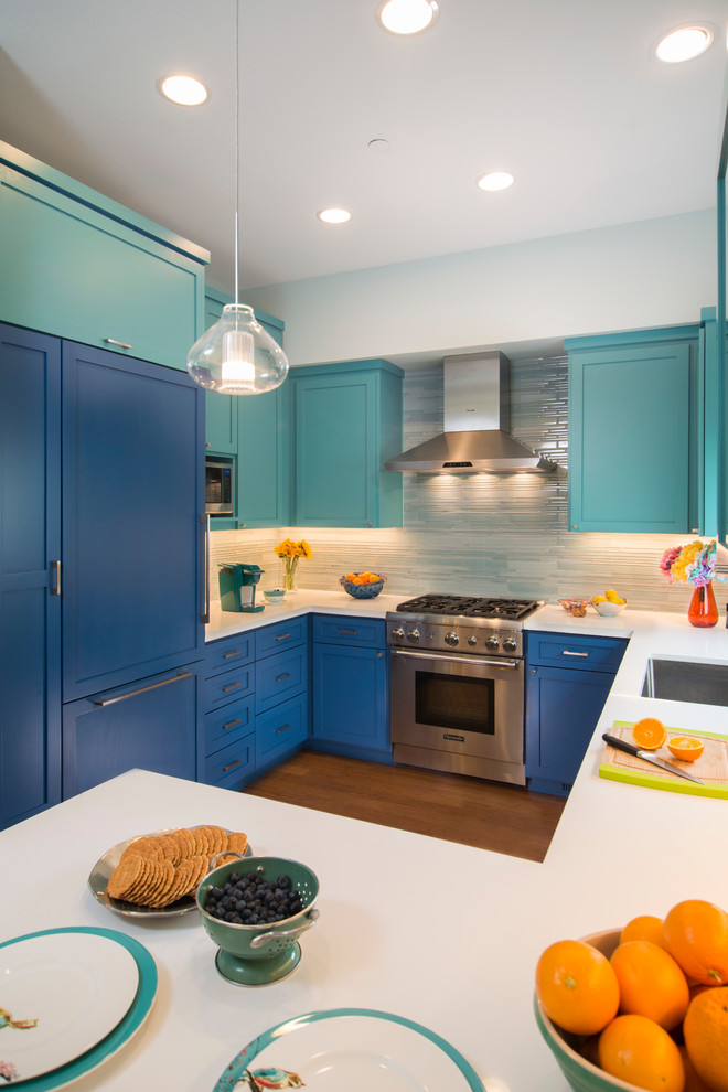 Свежая идея для дизайна: п-образная кухня в стиле неоклассика (современная классика) с фасадами в стиле шейкер и синими фасадами - отличное фото интерьера