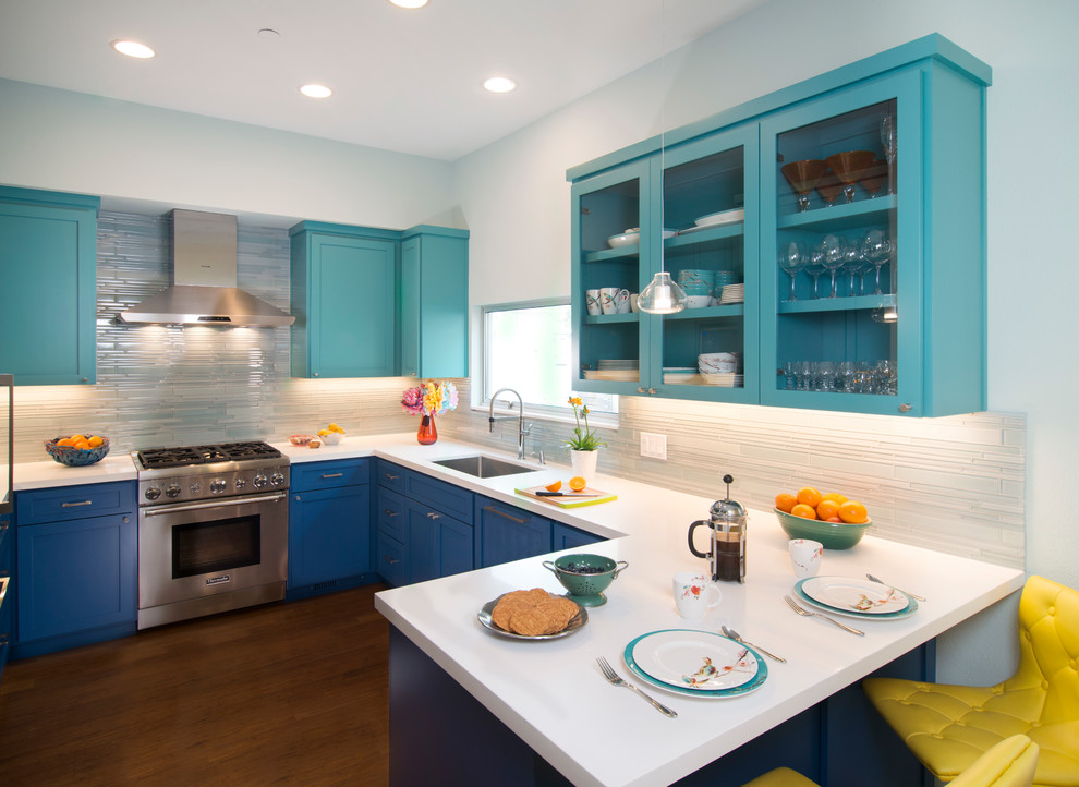 Imagen de cocinas en U tradicional renovado con armarios estilo shaker y puertas de armario azules