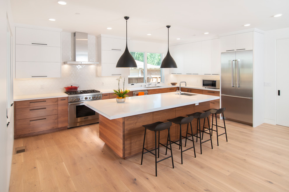 Moderne Küche in L-Form mit flächenbündigen Schrankfronten und hellbraunen Holzschränken in San Francisco