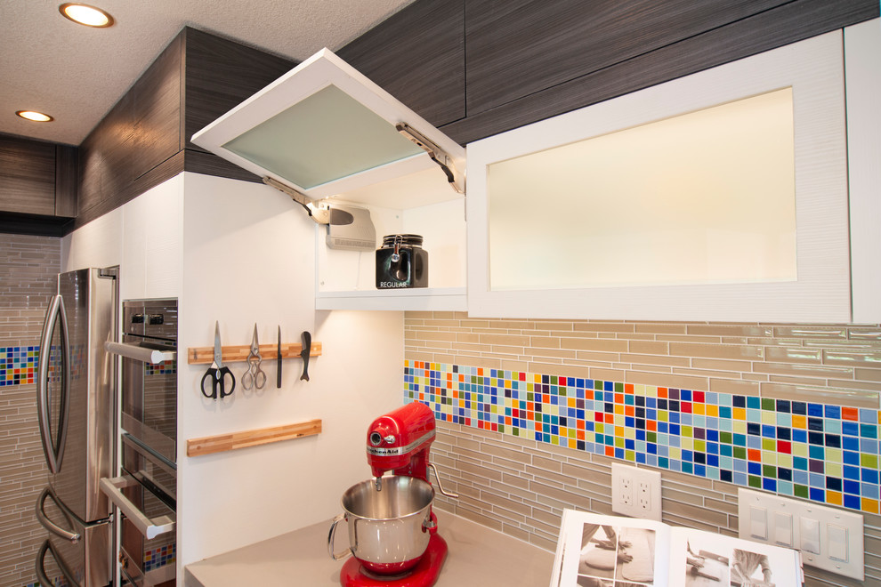 Foto di una cucina parallela minimal con ante lisce e ante in legno bruno