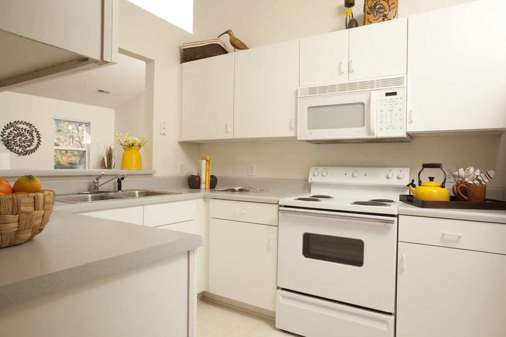 Immagine di una cucina chic con elettrodomestici bianchi