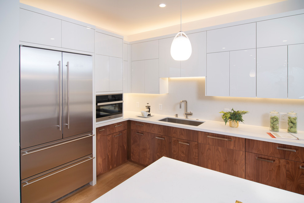 Moderne Küche in L-Form mit flächenbündigen Schrankfronten und weißen Schränken in San Francisco