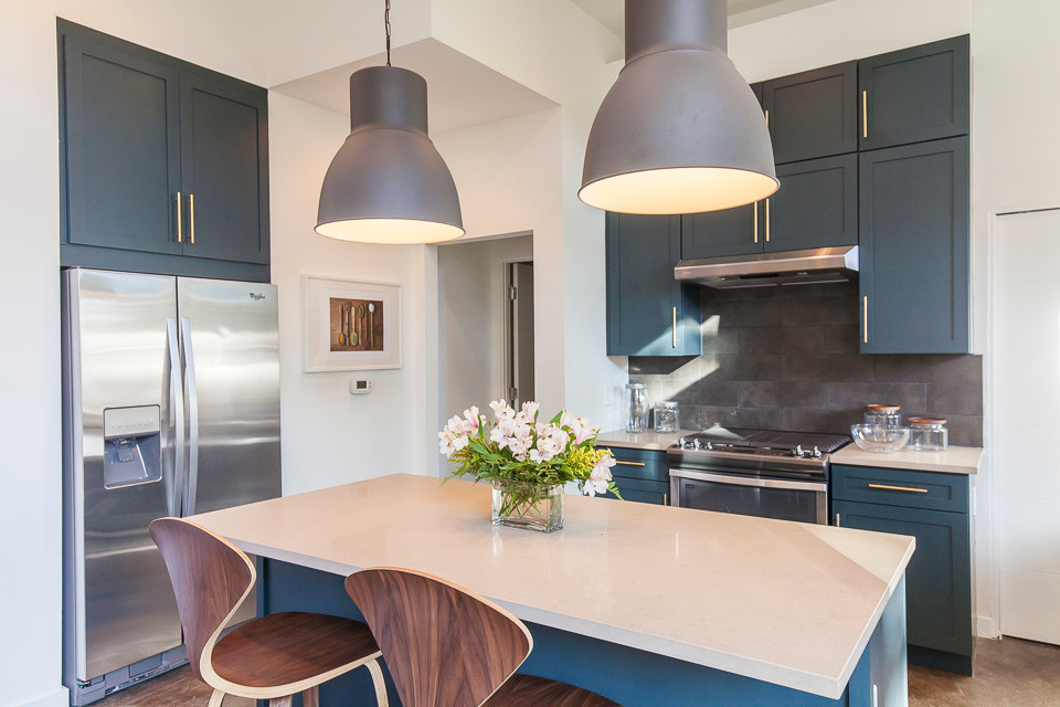 Foto på ett stort funkis kök och matrum, med en undermonterad diskho, skåp i shakerstil, blå skåp, bänkskiva i kvarts, grått stänkskydd, stänkskydd i stenkakel, rostfria vitvaror, betonggolv och en köksö