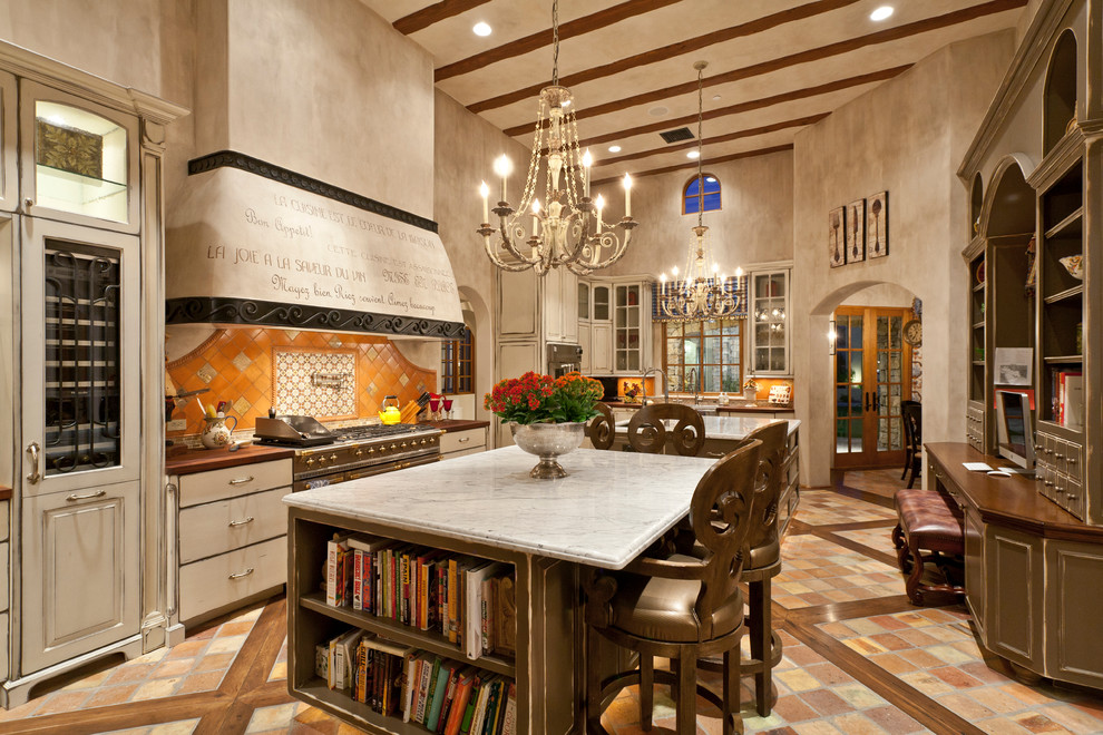 Mediterrane Wohnküche mit profilierten Schrankfronten, beigen Schränken, Küchenrückwand in Orange und Rückwand aus Keramikfliesen in Phoenix