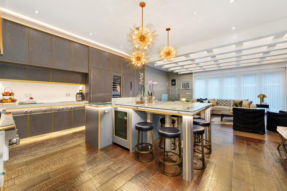 Diseño de cocina actual abierta con armarios con paneles lisos, una isla, electrodomésticos con paneles y suelo marrón