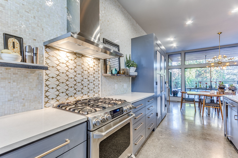 Bild på ett mellanstort funkis kök, med släta luckor, rostfria vitvaror, betonggolv, en köksö, en dubbel diskho, grå skåp, bänkskiva i kvartsit, flerfärgad stänkskydd, stänkskydd i keramik och grått golv