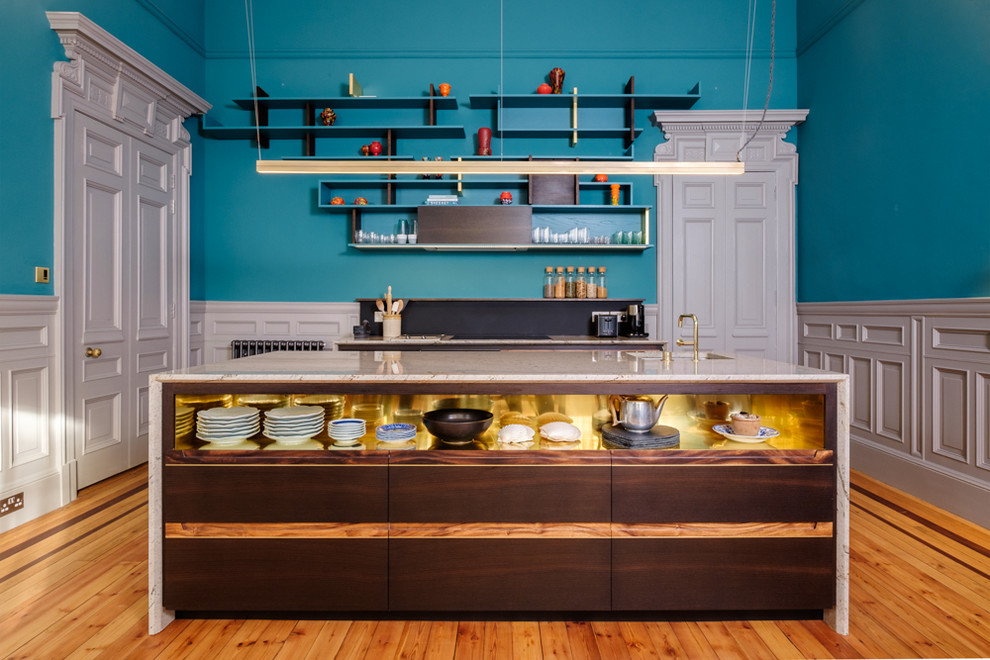 Foto di una cucina minimal di medie dimensioni con lavello sottopiano, ante lisce, ante marroni, top in granito, paraspruzzi nero, pavimento in legno massello medio e pavimento marrone