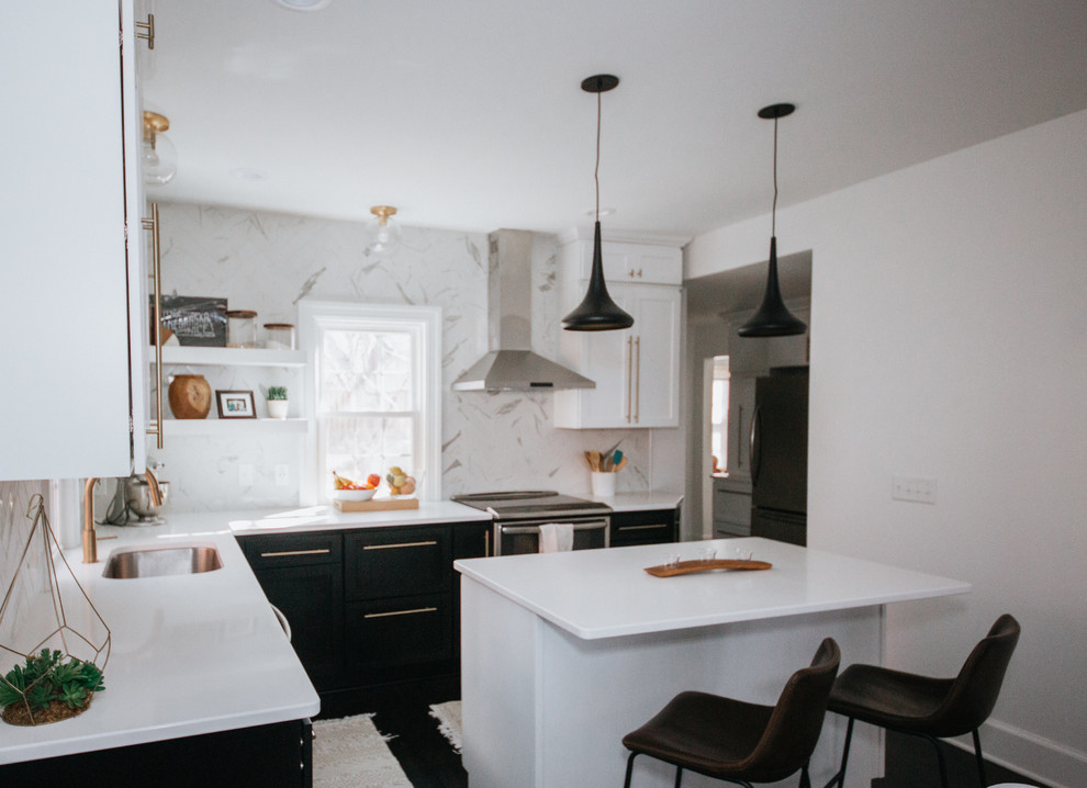 Foto på ett litet vintage kök, med en undermonterad diskho, skåp i shakerstil, vita skåp, bänkskiva i kvartsit, vitt stänkskydd, stänkskydd i marmor, rostfria vitvaror, mörkt trägolv, en köksö och svart golv