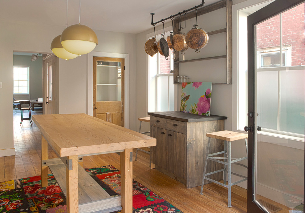 Idee per un cucina con isola centrale bohémian chiuso e di medie dimensioni con ante lisce, ante in legno chiaro e parquet chiaro