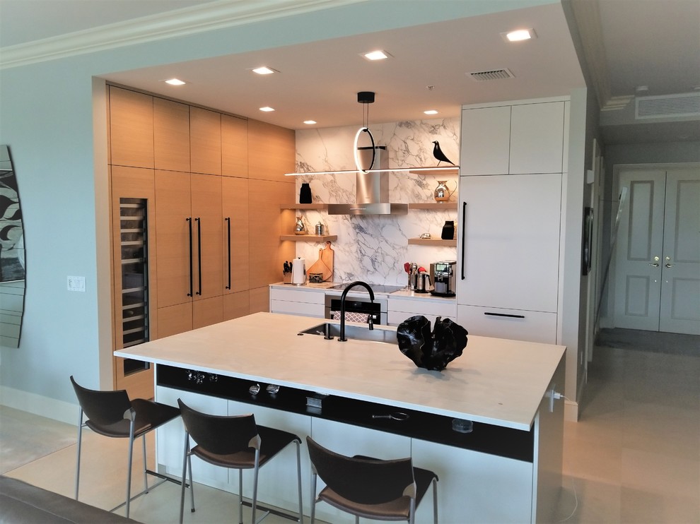 Foto på ett mellanstort funkis vit kök, med en nedsänkt diskho, släta luckor, vita skåp, bänkskiva i kvarts, vitt stänkskydd, stänkskydd i marmor, integrerade vitvaror, marmorgolv, en köksö och beiget golv