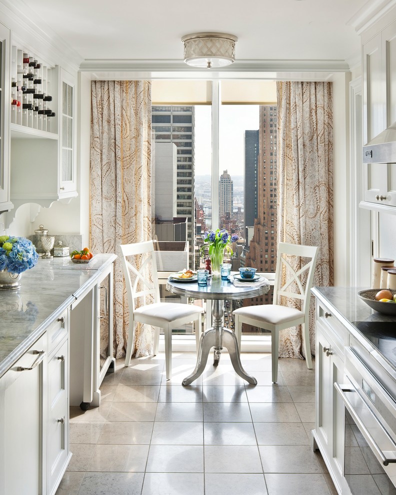 Источник вдохновения для домашнего уюта: параллельная кухня в классическом стиле с обеденным столом, фасадами с утопленной филенкой и белыми фасадами без острова