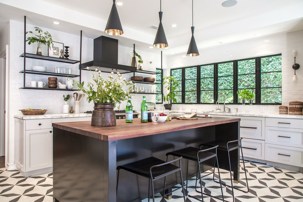 Klassische Küche mit offenen Schränken, Küchenrückwand in Weiß, schwarzen Elektrogeräten, Kücheninsel und buntem Boden in Los Angeles