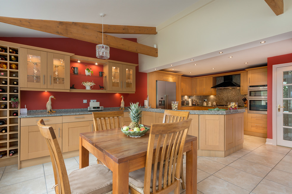 Klassische Wohnküche mit Schrankfronten im Shaker-Stil, hellen Holzschränken und Küchengeräten aus Edelstahl in Devon