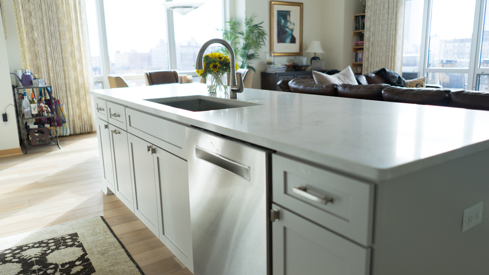 Bild på ett litet vintage linjärt kök och matrum, med en enkel diskho, skåp i shakerstil, grå skåp, bänkskiva i kvarts, flerfärgad stänkskydd, stänkskydd i glaskakel, rostfria vitvaror och en köksö