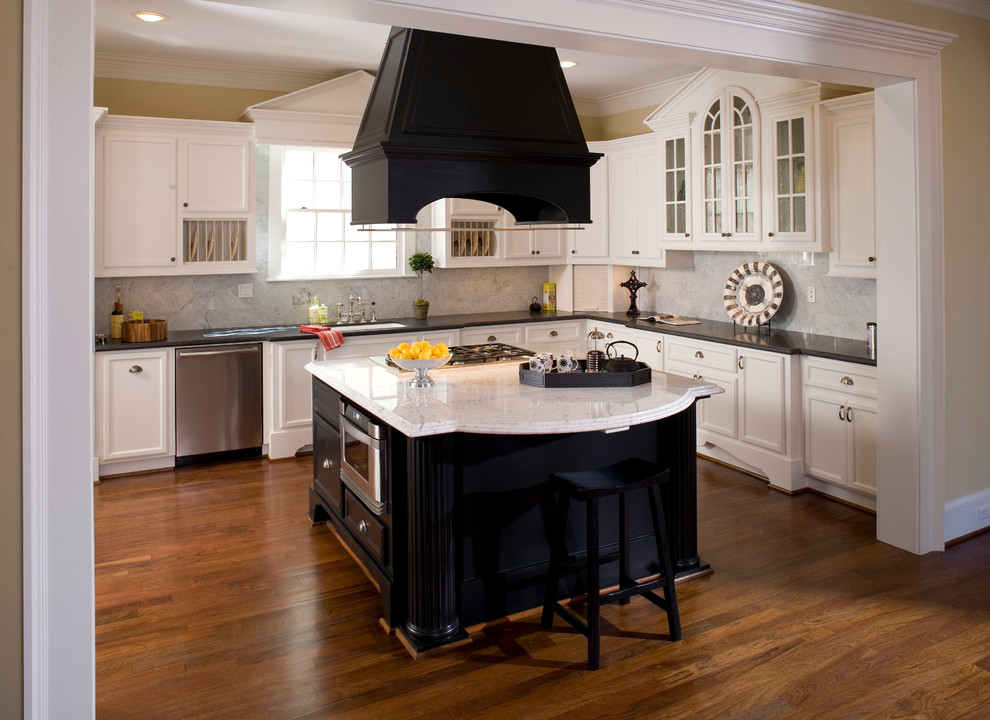 Design ideas for a classic kitchen in Houston.