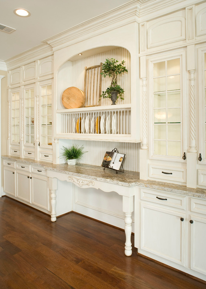 Inspiration for a traditional kitchen in Houston.