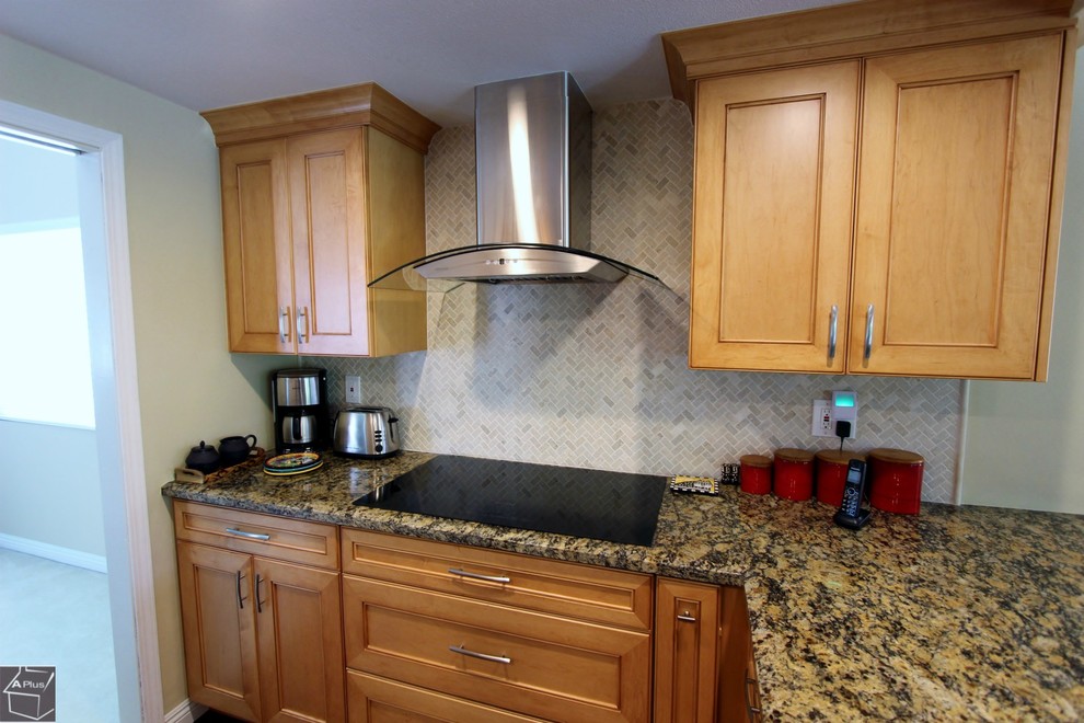 Bild på ett mellanstort vintage kök, med en dubbel diskho, luckor med infälld panel, skåp i ljust trä, granitbänkskiva, beige stänkskydd, stänkskydd i stenkakel, rostfria vitvaror, mellanmörkt trägolv och en halv köksö