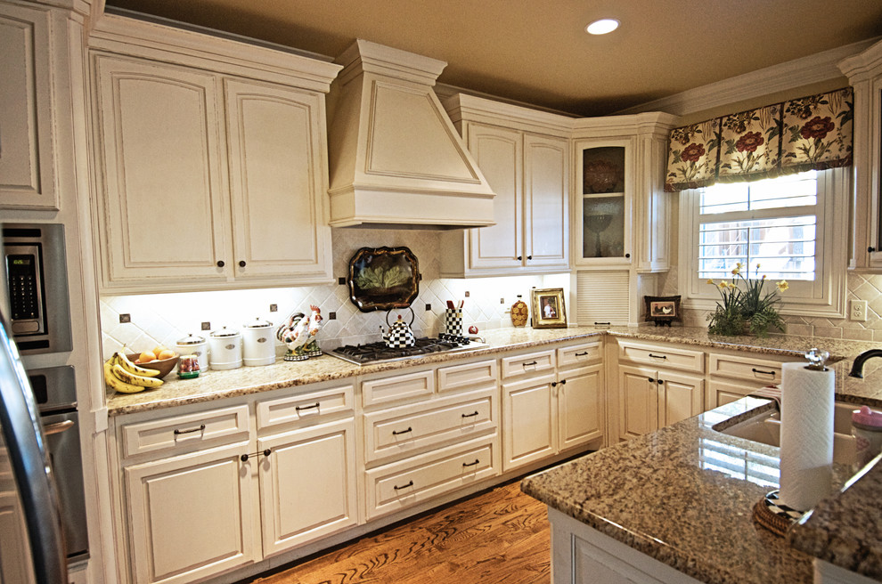 This is an example of a classic kitchen in Dallas.