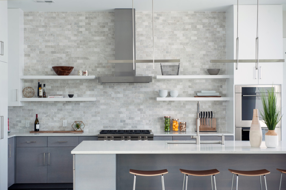 Exempel på ett stort modernt vit vitt kök, med en undermonterad diskho, släta luckor, grå skåp, bänkskiva i kvarts, grått stänkskydd, stänkskydd i porslinskakel, rostfria vitvaror, klinkergolv i porslin, en köksö och grått golv