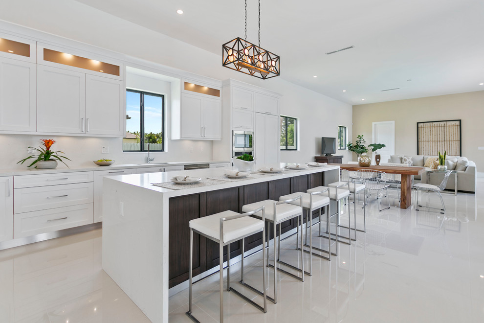 Esempio di una cucina design con ante in stile shaker, ante bianche, paraspruzzi bianco, top bianco e pavimento beige