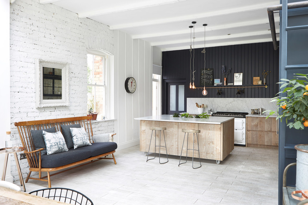 Offene Klassische Küche mit Küchenrückwand in Weiß, weißen Elektrogeräten, Kücheninsel und gebeiztem Holzboden in London