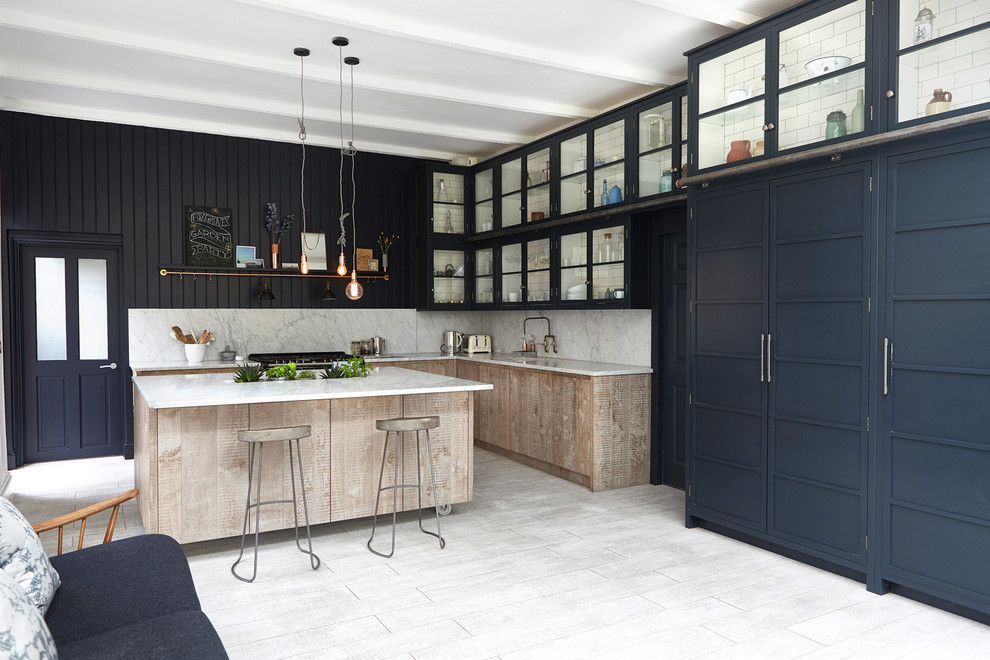 Ejemplo de cocinas en L tradicional renovada, abierta, con armarios tipo vitrina, puertas de armario azules, salpicadero blanco, una isla y suelo de madera pintada
