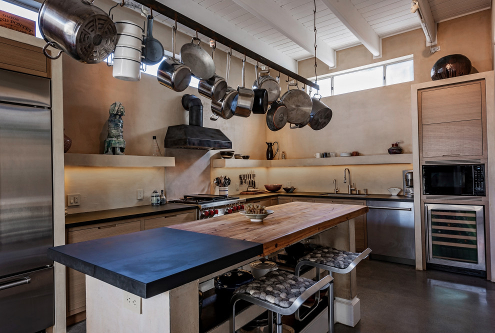Bild på ett industriellt kök