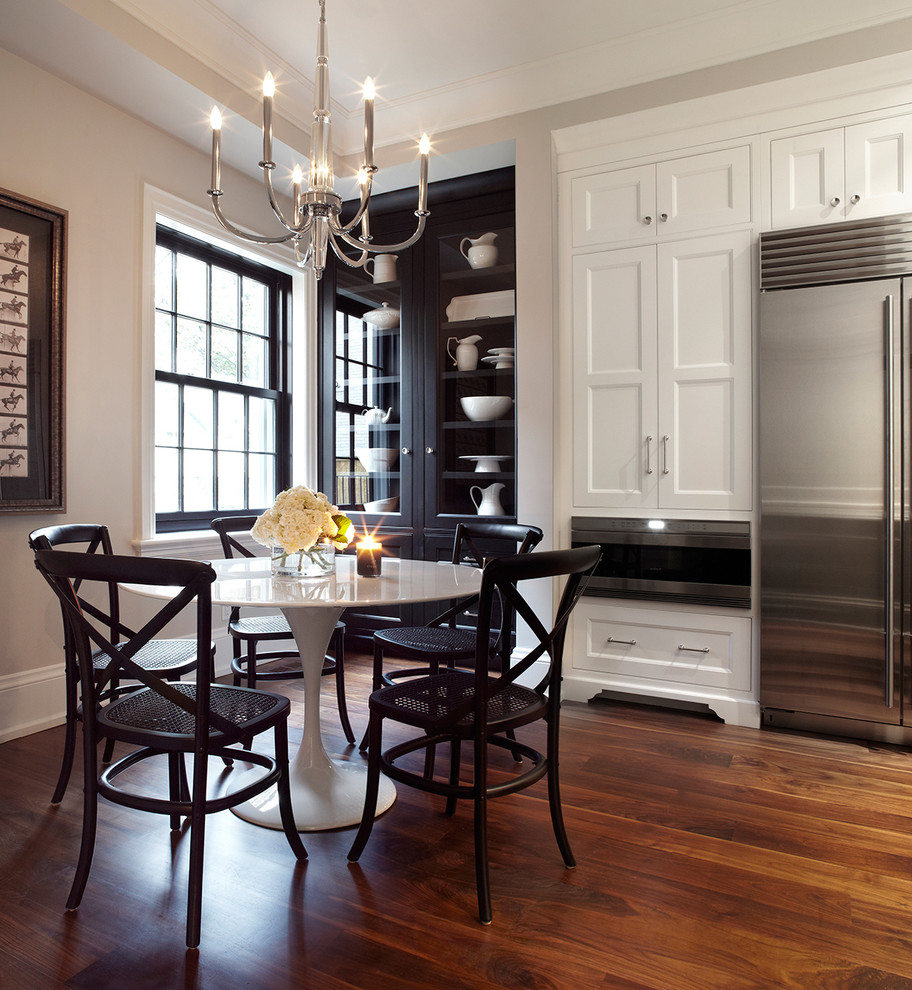 Diseño de cocina comedor clásica renovada con armarios con paneles empotrados, electrodomésticos de acero inoxidable y con blanco y negro