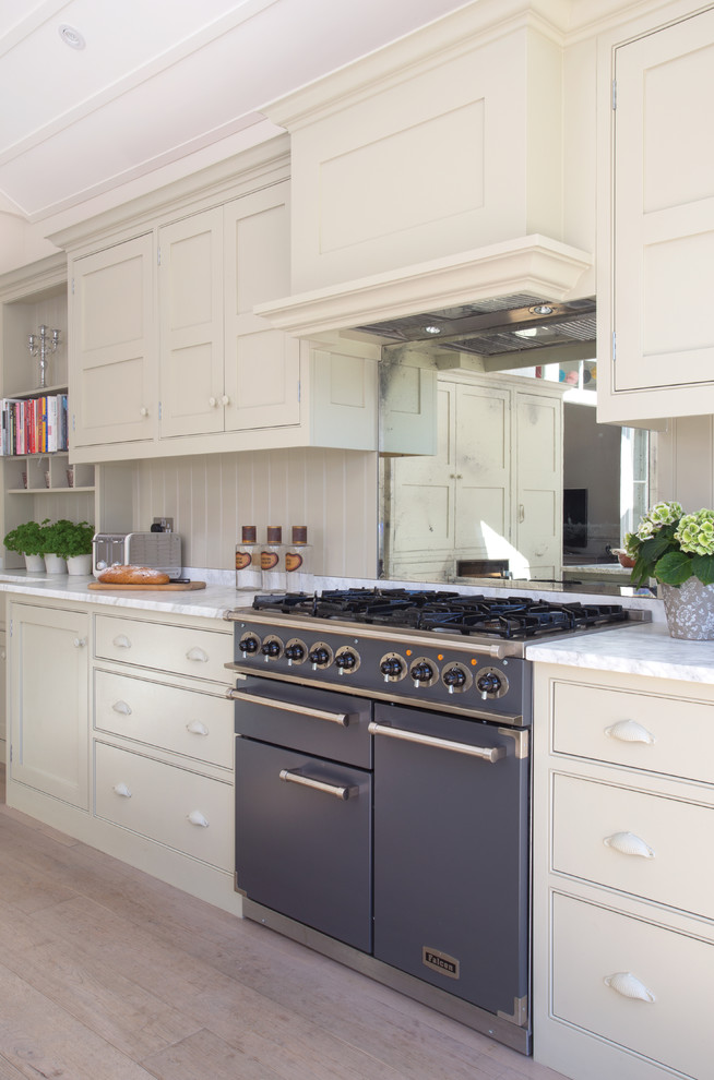 Kitchen - traditional kitchen idea in Surrey with an island