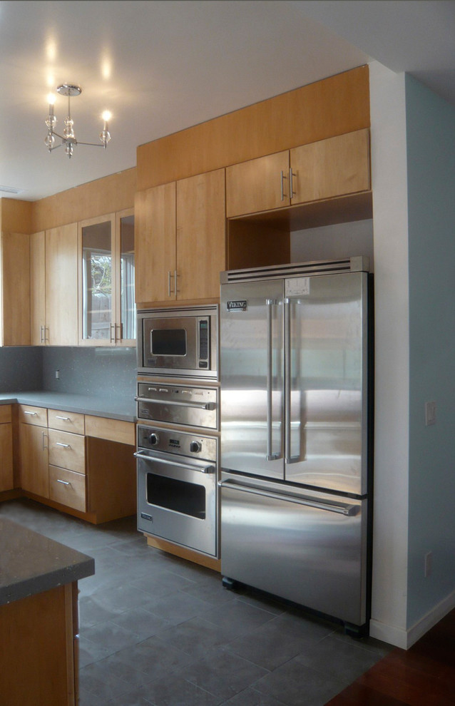 Example of a minimalist kitchen design in Los Angeles