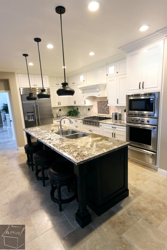 Exempel på ett mellanstort klassiskt kök, med en dubbel diskho, luckor med infälld panel, vita skåp, granitbänkskiva, beige stänkskydd, stänkskydd i stenkakel, rostfria vitvaror, klinkergolv i porslin och en köksö