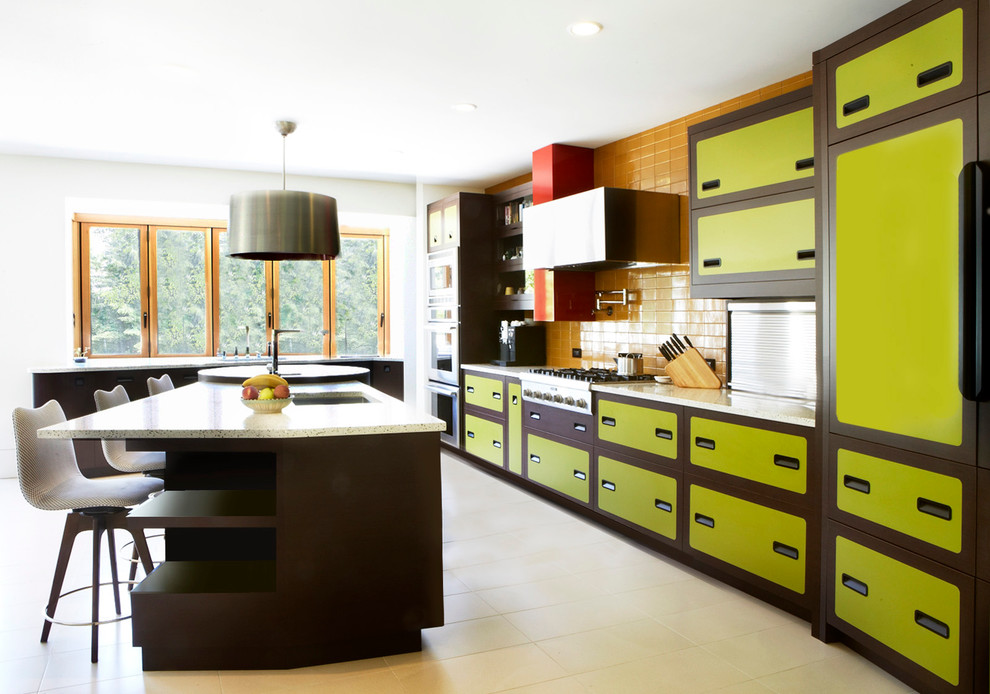 サンフランシスコにあるエクレクティックスタイルのおしゃれなII型キッチン (緑のキャビネット、黄色いキッチンパネル、シルバーの調理設備) の写真