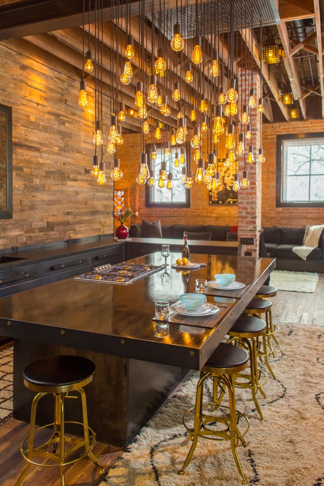Offene Industrial Küche mit dunklem Holzboden und Kücheninsel in Denver
