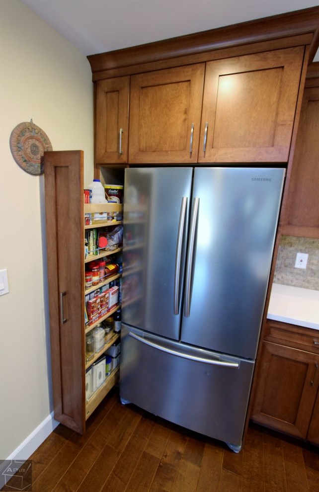 Idée de décoration pour une petite cuisine américaine linéaire design en bois clair avec un évier posé, un placard à porte shaker, un plan de travail en quartz, une crédence beige, une crédence en mosaïque, un électroménager en acier inoxydable, un sol en bois brun et îlot.