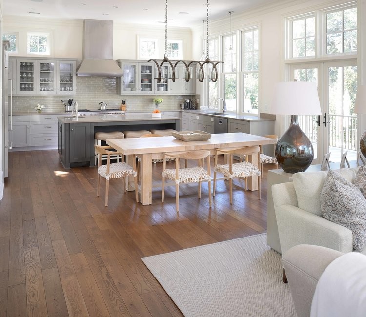 Idee per una piccola cucina minimal con pavimento in legno massello medio, pavimento marrone, ante grigie, paraspruzzi grigio, elettrodomestici in acciaio inossidabile e top grigio