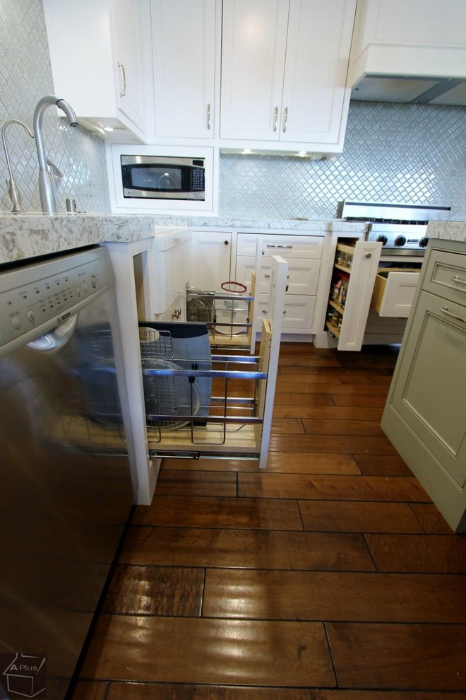 Idéer för att renovera ett stort vintage kök, med en rustik diskho, luckor med infälld panel, vita skåp, granitbänkskiva, grått stänkskydd, stänkskydd i keramik, rostfria vitvaror, mörkt trägolv och en köksö