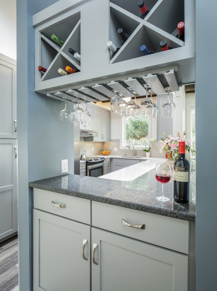 Zweizeilige Wohnküche mit Schrankfronten im Shaker-Stil, grauen Schränken, Küchenrückwand in Grau und Küchengeräten aus Edelstahl in Denver