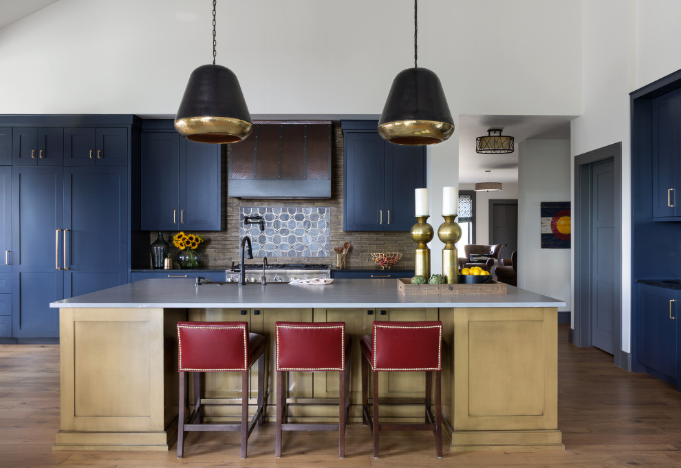Inspiration för ett vintage svart svart kök, med en rustik diskho, skåp i shakerstil, blå skåp, brunt stänkskydd, integrerade vitvaror, mellanmörkt trägolv, en köksö och brunt golv