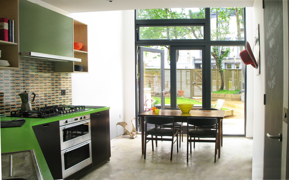 Ejemplo de cocina actual con electrodomésticos de acero inoxidable, fregadero encastrado, salpicadero multicolor y encimeras verdes