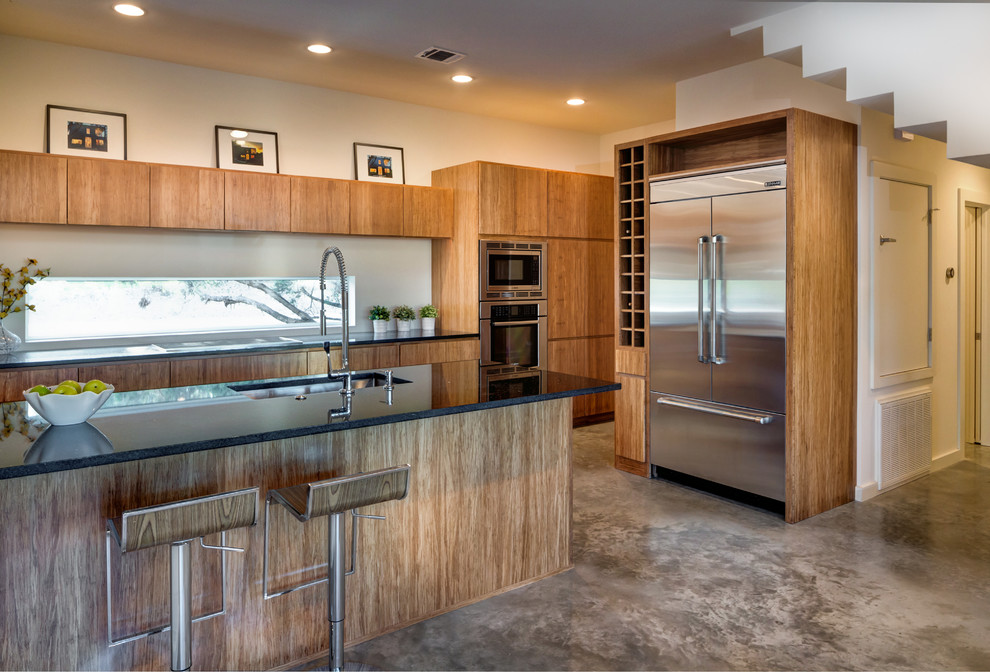 Zweizeilige Moderne Küche mit Unterbauwaschbecken, flächenbündigen Schrankfronten, hellbraunen Holzschränken und Küchengeräten aus Edelstahl in Austin
