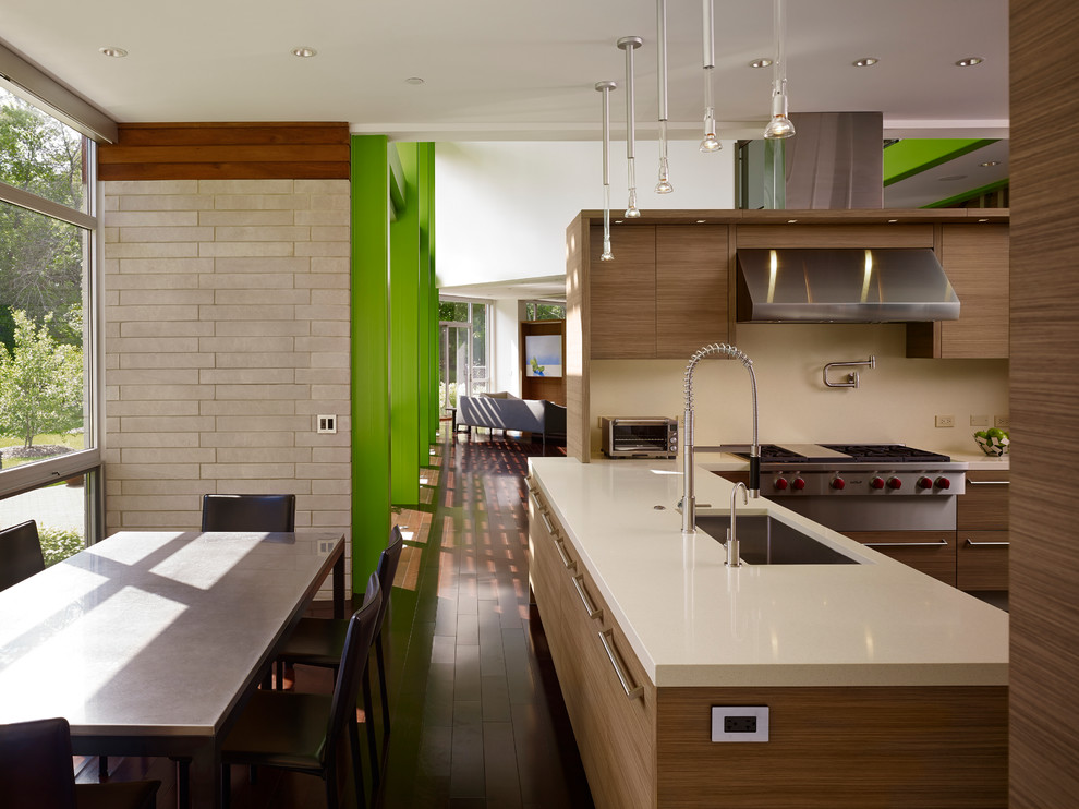 Exempel på ett stort modernt kök, med en undermonterad diskho, släta luckor, skåp i mellenmörkt trä, beige stänkskydd, rostfria vitvaror, vinylgolv, en köksö och brunt golv