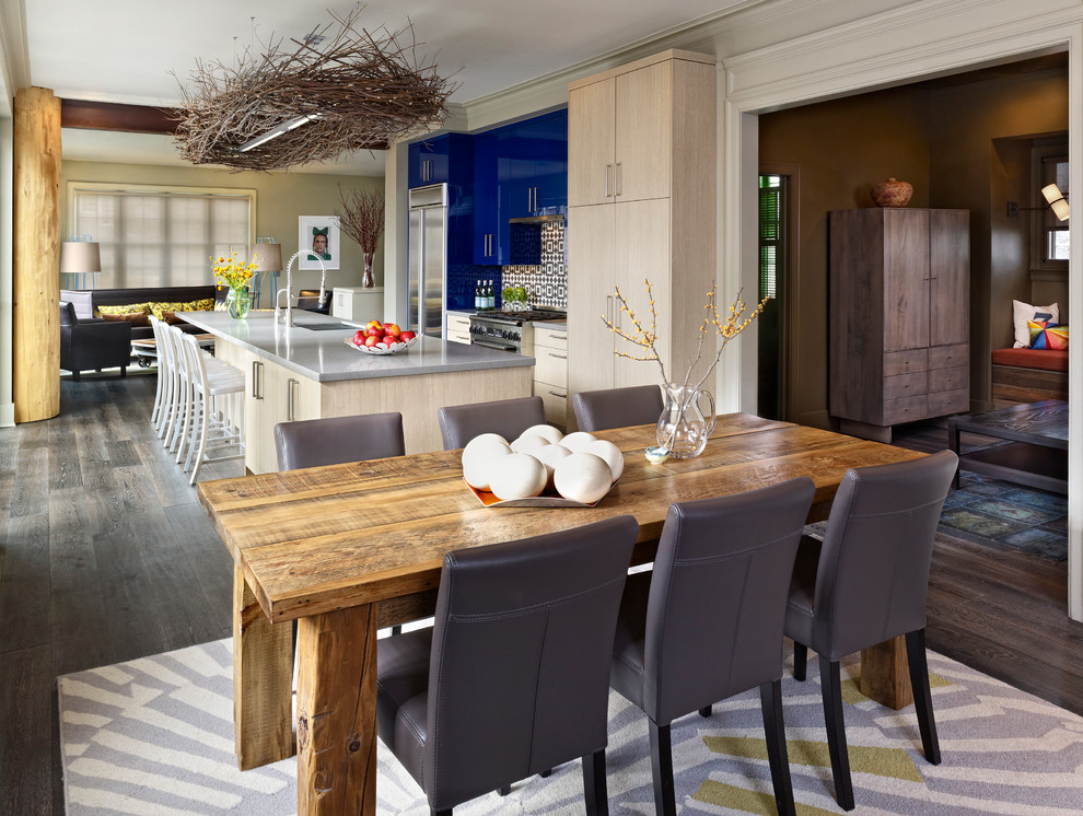 Свежая идея для дизайна: параллельная кухня-гостиная в современном стиле с врезной мойкой, плоскими фасадами, синими фасадами, разноцветным фартуком и техникой из нержавеющей стали - отличное фото интерьера