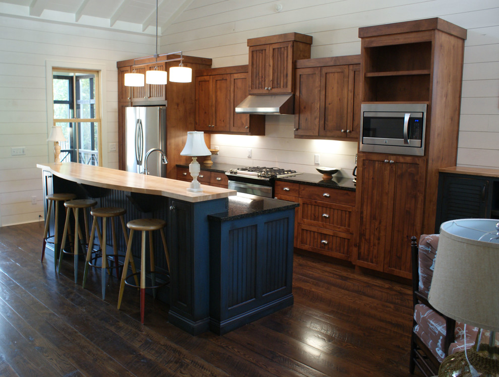 Ejemplo de cocina lineal marinera de tamaño medio abierta con armarios con rebordes decorativos y una isla