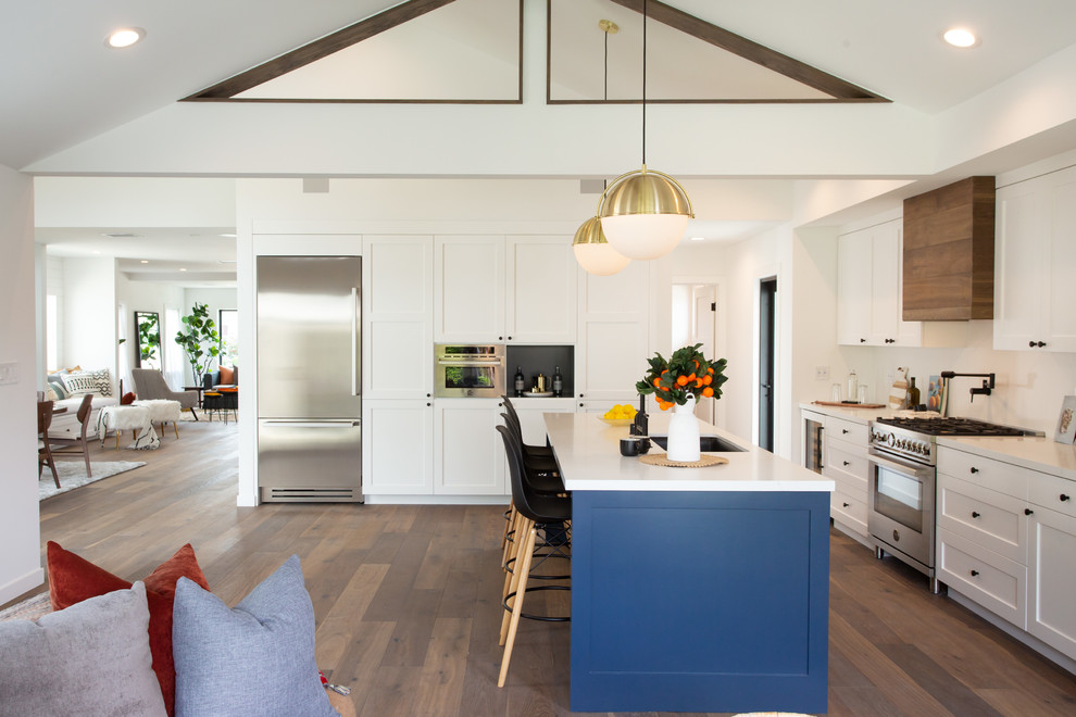 Example of a transitional kitchen design in Los Angeles