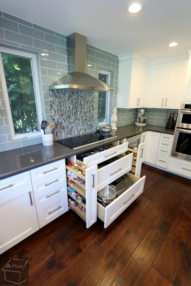 Exempel på ett klassiskt kök, med en rustik diskho, skåp i shakerstil, vita skåp, bänkskiva i kvartsit, blått stänkskydd, stänkskydd i glaskakel, rostfria vitvaror, mörkt trägolv och en halv köksö