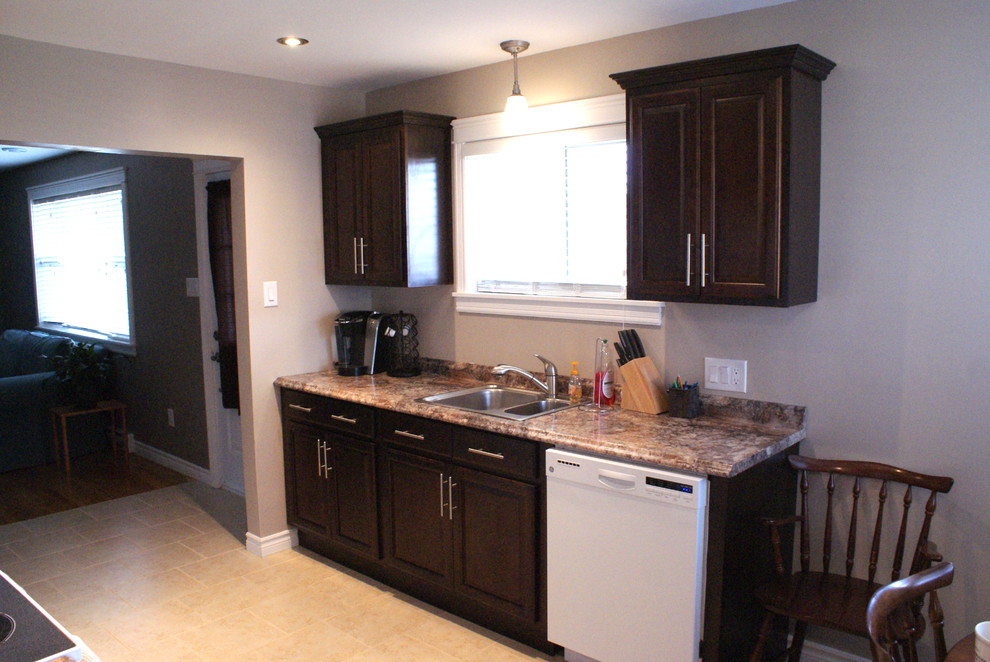 Foto på ett funkis kök, med en dubbel diskho, luckor med upphöjd panel, skåp i mörkt trä, laminatbänkskiva och vita vitvaror